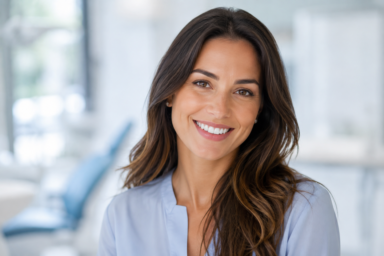 Paciente sorrindo em ambiente clínico moderno